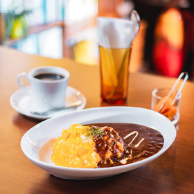 ピーコックの定番「オムカレー」 ピーコックの定番「オムカレー」